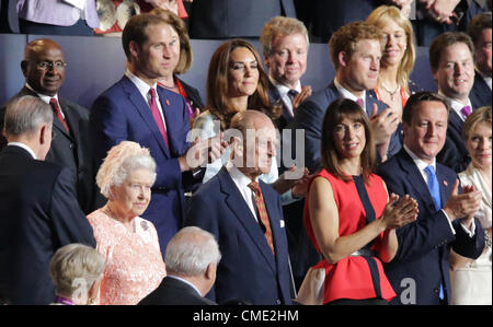 27.07.2012. Londres en Angleterre. (Rangée avant) La reine Elizabeth II (2-L) et son mari le prince Philip (3-R), Duc d'Édimbourg et le président du Comité International Olympique, Jacques Rogge, Count (L) et le Premier ministre britannique, David Cameron, (R) se distingue avec son épouse Samantha (2-R) ; (retour) Catherine (C), la duchesse de Cambridge (R) et le Prince William, duc de Cambridge (2-L) et le prince Harry (2-R) vu sur les stands lors de la cérémonie d'ouverture des Jeux Olympiques de 2012 à Londres, Londres, Grande-Bretagne, 27. Juillet 2012. Banque D'Images