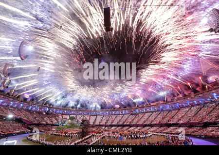 27.07.2012. Londres en Angleterre. Au cours de l'explosion d'artifice Stade olympique lors de la cérémonie d'ouverture des Jeux Olympiques de 2012 à Londres, Londres, Angleterre, 28 juillet 2012. Les Jeux Olympiques d'été 2012 aura lieu à Londres du 27 juillet au 12 août 2012. Banque D'Images