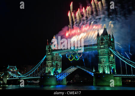 London, England, UK Vendredi 27 juillet 2012 Feu d'artifice du Tower Bridge jusqu'à la rivière Thames à mesure que la flamme olympique est le dernier tronçon du voyage au Stade Olympique. Londres, hôte de la 30e Jeux olympiques, préparé pour la cérémonie d'ouverture avec un feu d'artifice et de l'affichage à Tower Bridge, London, England, UK Banque D'Images