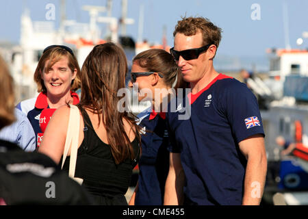 Bryony Shaw (2e R) et Paul Goodison l'équipe de GO dans le cas de voile olympique de Weymouth à la veille de l'ouverture des Jeux Olympiques de 2012. Banque D'Images