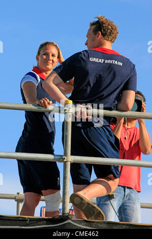 Une ambiance détendue et Paul Goodison Bryony Shaw de Team GB dans l'événement nautique à Weymouth sur la soirée d'ouverture des Jeux Olympiques de 2012 Banque D'Images