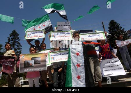 Le 27 juillet 2012 - La ville de Gaza, bande de Gaza, territoire palestinien - enfants palestiniens titulaires d'un drapeau de la révolution syrienne au cours d'une manifestation contre le président Bachar al-Assad et le soutien des enfants syriens à l'Al joundi Al Majhoul, dans la ville de Gaza le 28 juillet 2012 (Crédit Image : © Ashraf Amra/APA Images/ZUMAPRESS.com) Banque D'Images