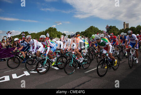 Londres, Royaume-Uni. Samedi 28 juillet 2012. Sur Putney Bridge à Londres, le peloton de coureurs mené par 2012 vainqueur du Tour de France Bradley Wiggins de Team GB (à gauche en bleu et blanc) dans l'équipe course sur route. col. Banque D'Images