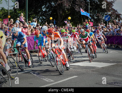 La course des hommes passe par Twickenham vers 10. Les rues bordées d'une foule d'encourager et de soutenir leurs favoris. Waldegrove road, London, Greater London, England, UK - 28 juillet 2012 Banque D'Images