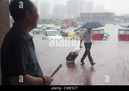 À la fin de juillet 2012, en Chine à Pékin et de nombreuses régions ont souffert des fortes pluies, tels que Tianjin.4 heures de l'après-midi du 28 juillet, Tangshan, Province de Hebei a également commencé à partir de l'averse. Banque D'Images