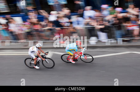 Alexandre Vinokourov du Kazakhstan (à droite) mène Rigoberto Uran de la Colombie dans la mens cycle olympique course. Banque D'Images