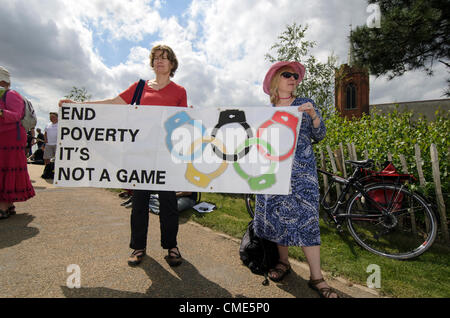 Londres, Angleterre - 28 juillet 2012 Les manifestant olympique ont défilé du Mile End au parc Victoria, contre ce qu'ils appellent les "jeux d'entreprise". Banque D'Images