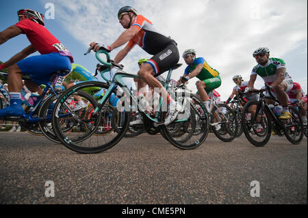 La Mens Road Race, Jeux Olympiques de Londres 2012. Lieuwe Westra dans le Peloton à Richmond Park pendant le voyage aller. Des milliers de spectateurs bordent la route Banque D'Images