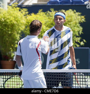 28 juillet 2012 - Los Angeles, Californie, USA - qualificatif lituanien Ricardas Berankis, gauche, défait sixième-ensemencement Marinko Bey de l'Australie, 7-5, 6-1, en demi-finale du tournoi de tennis classique les agriculteurs à l'UCLA Tennis Center à Los Angeles, Californie. Samedi, 28 juillet 2012. (Crédit Image : © Javier Rojas/Prensa Internacional/ZUMAPRESS.com) Banque D'Images