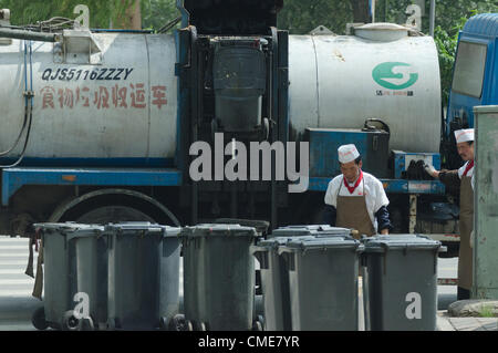 Un camion de recyclage officiel charge les déchets alimentaires d'un restaurant. Selon une récente déclaration du Conseil d'État, la sécurité alimentaire deviendra une mesure de la performance des gouvernements locaux dans leurs évaluations annuelles. Récemment, plusieurs scandales liés à la sécurité alimentaire ont vu le jour, notamment des restaurants servant des aliments cuits à l'huile de coupeuse — de l'huile de cuisson recyclée à partir de déchets de cuisine, de la graisse animale décomposée et des organes d'abattoirs. Le retraitement de l'huile de cuisson usagée est souvent très rudimentaire; les techniques comprennent la filtration, l'ébullition, le raffinage et l'élimination de certains adultérants. © Olli Geibel Banque D'Images