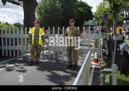 29 juillet 2012. Wimbledon Londres, Royaume-Uni. Le personnel militaire en faction à un obstacle à l'extérieur de la porte le All England Lawn Tennis Club de Croquet dans le cadre de la sécurité dans les jeux olympiques de 2012 à Londres Banque D'Images