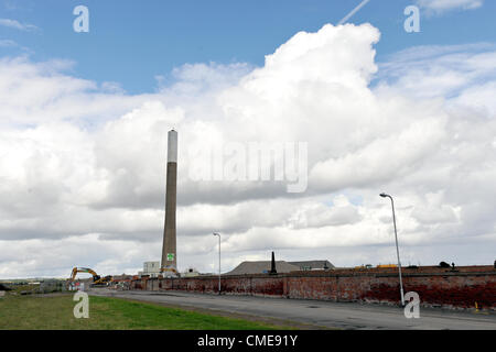 L'emblématique Steetley cheminée est explosé à Hartlepool le dimanche 29 juillet 2012 Banque D'Images