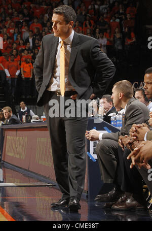 26 janvier 2012 - Charlottesville, Virginia, UNITED STATES - Virginia l'entraîneur-chef Tony Bennett pendant le match contre Boston College Le samedi 26 février 2012 à Charlottesville, Virginie Virginie battu Boston College 66-49. (Crédit Image : © Andrew Shurtleff/ZUMAPRESS.com) Banque D'Images