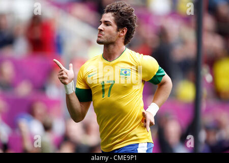 ALEXANDRE PATO CÉLÈBRE BRÉSIL V BÉLARUS OLD TRAFFORD MANCHESTER EN ANGLETERRE 29 Juillet 2012 Banque D'Images