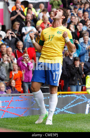 ALEXANDRE PATO CÉLÈBRE BRÉSIL V BÉLARUS OLD TRAFFORD MANCHESTER EN ANGLETERRE 29 Juillet 2012 Banque D'Images