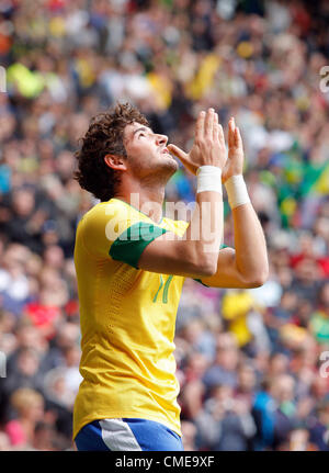 ALEXANDRE PATO CÉLÈBRE BRÉSIL V BÉLARUS OLD TRAFFORD MANCHESTER EN ANGLETERRE 29 Juillet 2012 Banque D'Images