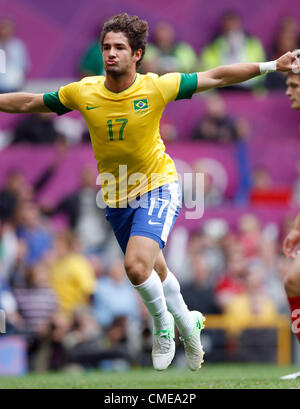 ALEXANDRE PATO CÉLÈBRE BRÉSIL V BÉLARUS OLD TRAFFORD MANCHESTER EN ANGLETERRE 29 Juillet 2012 Banque D'Images