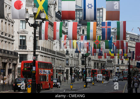 Londres le 28 juillet 2012. Drapeaux nationaux olympiques accrochant dans Regent Street. Londres 2012. Banque D'Images