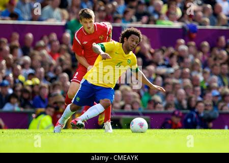 29.07.2012 Manchester, Angleterre. Le défenseur brésilien Marcelo et Bélarus terrain Stanislaw Drahun en action durant le premier tour groupe C match entre le Brésil et la Biélorussie. Jeux Olympiques de 2012 Tournoi de football pour hommes. Banque D'Images