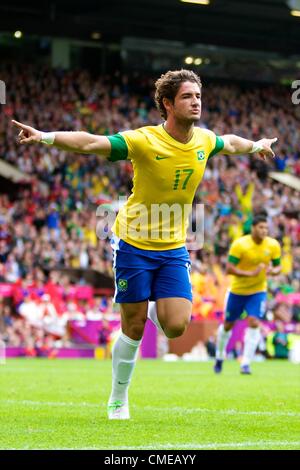 29.07.2012 Manchester, Angleterre. Alexandre Pato avant le brésil célèbre son but durant le premier tour groupe C match entre le Brésil et la Biélorussie. Jeux Olympiques de 2012 Tournoi de football pour hommes. Banque D'Images