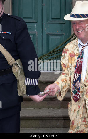 Tim Handley de Grantham comme comédien Max Miller dans Floral suit Spivs payer la police place du marché Leyburn   l'un des plus grands événements dans le calendrier de Leyburn le week-end de reconstitution des années 1940 en temps de guerre, un événement d'été les 28 et 29 juillet 2012, Wensleydale, North Yorkshire Dales, Richmondshire, Royaume-Uni Banque D'Images