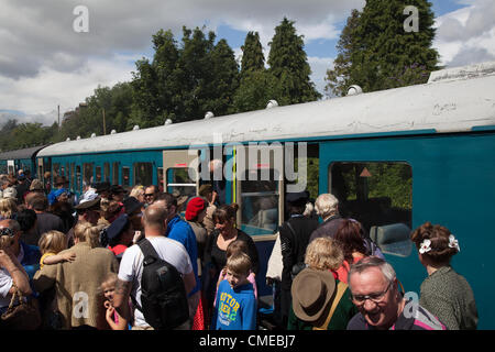 Une foule de passagers à la gare de Wensleydale Leyburn   l'un des plus grands événements d'époque du calendrier de Leyburn, le week-end de reconstitution en temps de guerre des années 1940, un événement d'été les 28 et 29 juillet 2012, à Wensleydale, North Yorkshire Dales, Richmondshire, Royaume-Uni Banque D'Images