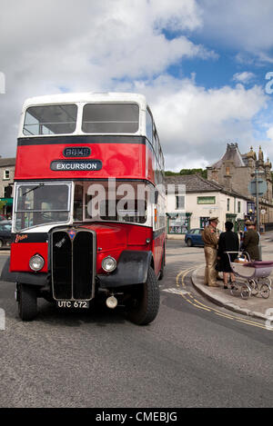 1955 50s Leyland AEC Vintage Red Double Decker excursion en bus près de la place du marché Leyburn. L'un des plus grands événements du week-end de reconstitution en temps de guerre des années 1940 de Leyburn, un événement d'été les 28 et 29 juillet 2012, à Wensleydale, North Yorkshire Dales, Richmondshire, Royaume-Uni Banque D'Images