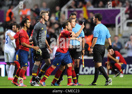 Les joueurs de l'Espagne face à l'Espagne de l'ARBITRE V UNITED STATES ST JAMES PARK NEWCASTLE ANGLETERRE 29 Juillet 2012 Banque D'Images