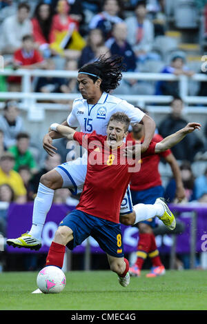 29.07.2012 Newcastle, Angleterre. Roger Espinoza du Honduras saute par dessus l'Espagne Iker Muniain pour mériter une carte jaune en action pendant les Jeux Olympiques Hommes Football avant-match entre l'Espagne et le Honduras de St James Park. Banque D'Images