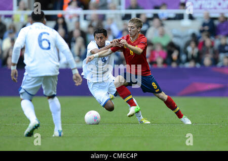 29.07.2012 Newcastle, Angleterre. Iker Muniain Hider Colon défis pendant les Jeux Olympiques Hommes Football avant-match entre l'Espagne et le Honduras de St James Park. Banque D'Images