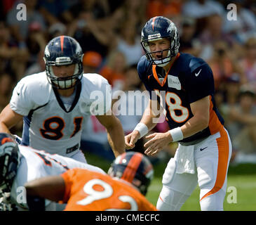 29 juillet 2012 - Englewood, CO, USA - Denver Broncos QB Peyton Manning se prépare à lancer un jeu avec l'infraction pendant la formation en Camp Broncos Dove Valley dimanche après-midi. (Crédit Image : © Hector Acevedo/ZUMAPRESS.com) Banque D'Images