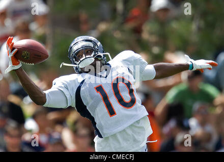 29 juillet 2012 - Englewood, CO, USA - Denver Broncos WR GERELL ROBINSON chicots un laissez-passer lors de la formation des exercices au Broncos Camp à Dove Valley dimanche après-midi. (Crédit Image : © Hector Acevedo/ZUMAPRESS.com) Banque D'Images