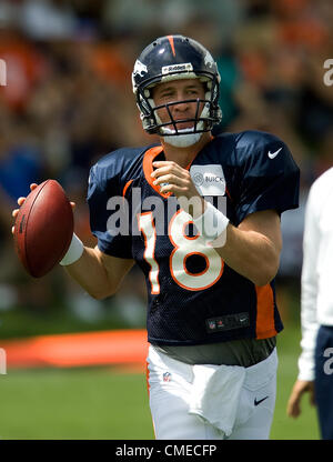 29 juillet 2012 - Englewood, CO, USA - Denver Broncos QB Peyton Manning se prépare à transmettre à son récepteur durant le camp d'entraînement en Broncos Dove Valley dimanche après-midi. (Crédit Image : © Hector Acevedo/ZUMAPRESS.com) Banque D'Images