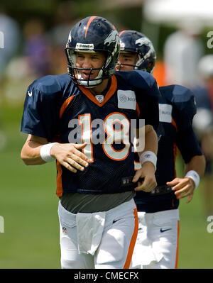 29 juillet 2012 - Englewood, CO, USA - Denver Broncos QB Peyton Manning est en mesure de commencer les exercices pendant la formation Broncos Camp à Dove Valley dimanche après-midi. (Crédit Image : © Hector Acevedo/ZUMAPRESS.com) Banque D'Images