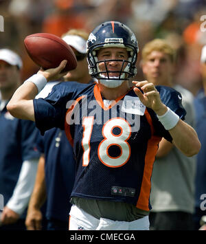 29 juillet 2012 - Englewood, CO, USA - Denver Broncos QB Peyton Manning se prépare à transmettre à son récepteur durant le camp d'entraînement en Broncos Dove Valley dimanche après-midi. (Crédit Image : © Hector Acevedo/ZUMAPRESS.com) Banque D'Images