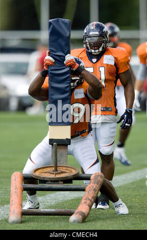 29 juillet 2012 - Englewood, CO, USA - Denver Broncos FB CHRIS GRONKOWSKI hits le traîneau pendant les exercices au Camp d'entraînement en Broncos Dove Valley dimanche après-midi. (Crédit Image : © Hector Acevedo/ZUMAPRESS.com) Banque D'Images