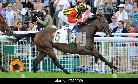 29 juillet 2012 - Deauville, Basse-Normandie, U.S. - Kate insaisissable, (no. 5), monté par William Buick et formé par John Gosden, remporte le groupe 1 Prix Rothschild Enjeux pour les pouliches et les juments de trois ans et au-dessus le 29 juillet 2012 à Deauville-La Touques à Deauville, Basse-Normandie, France. (Crédit Image : © Bob Mayberger ZUMAPRESS.com)/Eclipse/ Banque D'Images