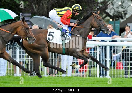 29 juillet 2012 - Deauville, Basse-Normandie, U.S. - Kate insaisissable, (no. 5), monté par William Buick et formé par John Gosden, remporte le groupe 1 Prix Rothschild Enjeux pour les pouliches et les juments de trois ans et au-dessus le 29 juillet 2012 à Deauville-La Touques à Deauville, Basse-Normandie, France. (Crédit Image : © Bob Mayberger ZUMAPRESS.com)/Eclipse/ Banque D'Images