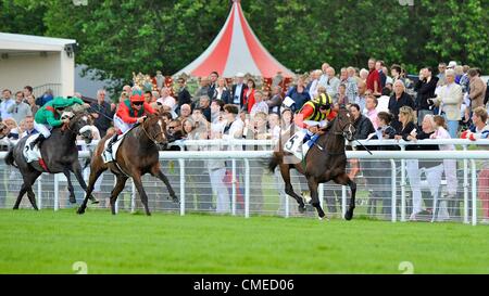 29 juillet 2012 - Deauville, Basse-Normandie, U.S. - Kate insaisissable, (no. 5), monté par William Buick et formé par John Gosden, remporte le groupe 1 Prix Rothschild Enjeux pour les pouliches et les juments de trois ans et au-dessus le 29 juillet 2012 à Deauville-La Touques à Deauville, Basse-Normandie, France. (Crédit Image : © Bob Mayberger ZUMAPRESS.com)/Eclipse/ Banque D'Images