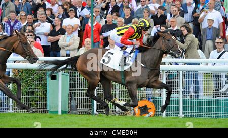 29 juillet 2012 - Deauville, Basse-Normandie, U.S. - Kate insaisissable, (no. 5), monté par William Buick et formé par John Gosden, remporte le groupe 1 Prix Rothschild Enjeux pour les pouliches et les juments de trois ans et au-dessus le 29 juillet 2012 à Deauville-La Touques à Deauville, Basse-Normandie, France. (Crédit Image : © Bob Mayberger ZUMAPRESS.com)/Eclipse/ Banque D'Images