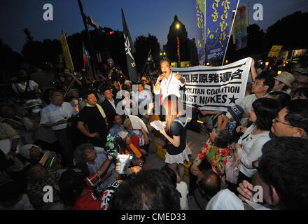 Juillet 29, 2012, Tokyo, Japon - hommes et femmes, jeunes et vieux, des dizaines de milliers de citoyens détiennent des bougies dans une manifestation pacifique à l'extérieur du bâtiment de la diète de Tokyo contre la reprise de deux réacteurs nucléaires à l'ouest du Japon le long de la côte de la mer du Japon Le dimanche, Juillet 29, 2012. "Nous n'avons pas besoin de l'énergie nucléaire," a crié les manifestants qui ont marché par le siège de Tokyo Electric Power Co., l'opérateur de la centrale nucléaire d'infirmes dans la préfecture de Fukushima, dans le nord-est du Japon, dans une manifestation de rue plus tôt. Les manifestants, estimés à environ 200 000 selon la société Banque D'Images