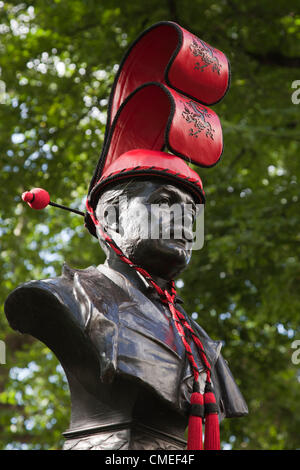 Londres, Angleterre, Royaume-Uni. Lundi, 30 juillet 2012. Hat sur le buste de sir Arthur Sullivan à Victoria Embankment Gardens par Gina Foster et Victoria Grant. Hatwalk - Lord Nelson et d'autres statues autour du centre de Londres ont connu de nouveaux chapeaux avec la permission de la pointe de la publicité en collaboration avec le maire de Londres et Grazia Magazine pour le Festival de Londres en 2012. Hatwalk regroupe 21 designers émergents et établis pour mettre en valeur la chapellerie britannique à son meilleur, aboutissant à Trafalgar Square où Lord Nelson porte un drapeau de l'Union hat. «Hatwalk' fait partie des "surprises"© Nick Savage / Alamy Banque D'Images