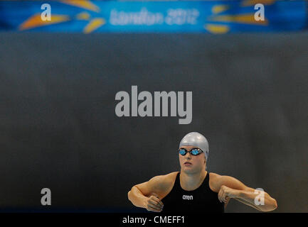 Simona Baumrtova de République tchèque participe à un groupe de femmes 100 mètres dos natation de chaleur au Jeux Olympiques d'été de 2012, le dimanche 29 juillet 2012, à Londres, en Grande-Bretagne. (Photo/CTK Radek Petrasek) Banque D'Images