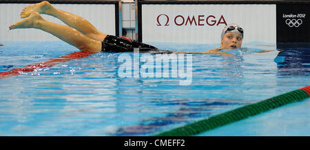 Simona Baumrtova de République tchèque participe à un groupe de femmes 100 mètres dos natation de chaleur au Jeux Olympiques d'été de 2012, le dimanche 29 juillet 2012, à Londres, en Grande-Bretagne. (Photo/CTK Radek Petrasek) Banque D'Images