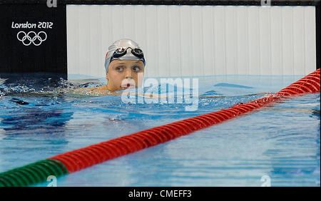 Simona Baumrtova de République tchèque participe à un groupe de femmes 100 mètres dos natation de chaleur au Jeux Olympiques d'été de 2012, le dimanche 29 juillet 2012, à Londres, en Grande-Bretagne. (Photo/CTK Radek Petrasek) Banque D'Images