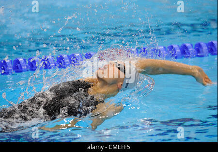 Simona Baumrtova de République tchèque participe à un groupe de femmes 100 mètres dos natation de chaleur au Jeux Olympiques d'été de 2012, le dimanche 29 juillet 2012, à Londres, en Grande-Bretagne. (Photo/CTK Radek Petrasek) Banque D'Images