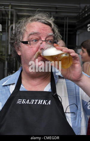 Juillet 25, 2012 - Saint-Pétersbourg, Russie - Juillet 25,2012. S.Petersburg, Russie. Sur la photo : Mini-Brewery Baltika-St.Petersburg. Brasserie exclusif d'une bière spéciale faite à partir de pommes de terre. Le brassage de la bière à l'aide de pommes de terre comme ingrédient principal. (Crédit Image : © PhotoXpress/ZUMAPRESS.com) Banque D'Images