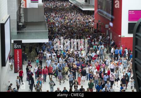 29 juillet 2012. Les spectateurs de quitter le centre olympique au centre Excel comme la journée se termine à la London 2012 Jeux Olympiques d'Eté. Banque D'Images