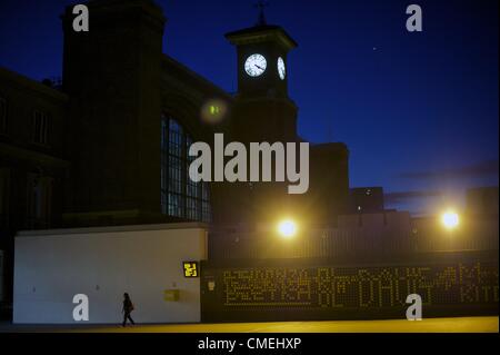 Juillet 30, 2012 - Londres, Angleterre, Royaume-Uni - à 4h une femme marche vers le King's Cross St Pancras le quatrième jour de la 2012 London Jeux Olympiques d'été. (Crédit Image : © Mark Makela/ZUMAPRESS.com) Banque D'Images