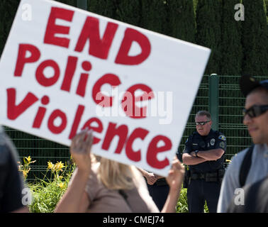 28 juillet 2012 - Anaheim, Californie, USA - Anaheim policiers, dont environ 10 Canada, surveillés à l'deomonstrators South Harbor Blvd. entrée à Disneyland le samedi après-midi..---plusieurs dizaines de manifestants ont comparu à l'entrée de Disneyland sur South Harbor Blvd. Samedi avec des signes et des pancartes pour protester contre la récente fusillade morts de plusieurs jeunes hommes impliqués dans des affrontements avec la Police d'Anaheim, notamment Manuel Diaz, 25 ans, qui disent les résidents n'était pas armé. (Crédit Image : © David Bro/ZUMAPRESS.com) Banque D'Images